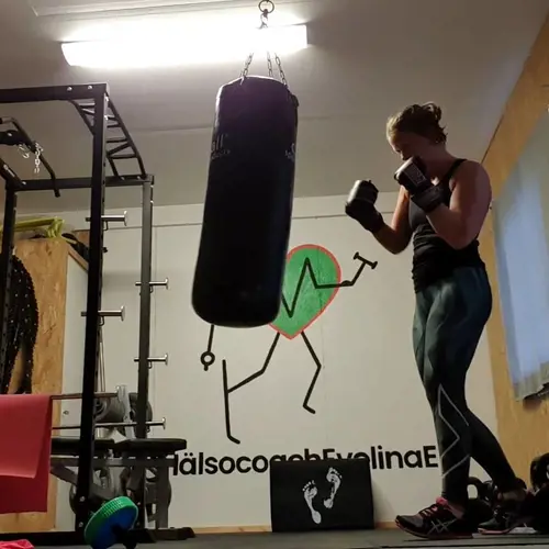 Hälsocoach EvelinaE - Evelina ger Tränings-, motions- och kostinspiration för DIGPersonlig TräningVad roligt att du vill börja träna med mig! Jag hjälper dig från ditt utgångsläge och får dina nya vanor att stanna över tid.Vill du utvecklas och ta din träning mot nya mål? Jag hjälper dig att sätta SMARTA mål och följer dig under vägen mot dina mål.Jag älskar att använda min kropp – men finner än större glädje i DIN utveckling!Jag erbjuder såväl privatpersoner som företag, klubbar och föreningar kostrådgivning, träning i grupp och personlig träning med fokus på kondition, styrka och rörlighet samt föreläsningar inom hälsa, kost och träning.Jag är diplomerad kostrådgivare genom Svenska Näringsakademin och licensierad personlig tränare med uthållighetsprofil och löpcoach genom Konditionsidrott (numera Tränarakademin).Jag har läst flertalet fristående kurser inom:* Mamma-barnträning* Idrottsnutrition och kost för prestation* Fys för löpare/idrottare med löpning i sin gren/sport* Rörlighet och mobilitet* coaching onlineDessutom är jag legitimerad lärare i idrott och hälsa från förskoleklass till gymnasiet med många års erfarenhet från främst åk 4-9 samt gruppträningsinstruktör med över 15 års erfarenhet.Som glad motionär har jag genomfört En Svensk Klassiker, några Göteborgsvarv och ett antal 5-10km motionslopp. Tränar för att må bra, såväl fysiskt som psykiskt men kryddar med olika prestationsmål för att hålla träningen på en för mig utvecklande nivå.Min träningsfilosofi är att att alla mår bra av att röra på sig och äta mat som är bra för insidan – utan att det blir press eller krav! Vi har bara en kropp och det gäller att jobba med den, inte mot den. Det är ett krig vi aldrig kan vinna så varför inte sluta fred och se vilka mirakel vi kan utföra med våra kroppar?!För att träna med mig behöver du inte vara träningsvan eller ha höga prestationsmål, vi jobbar efter dina förutsättningar med mina kunskaper om träning och hälsa!Låt mig smitta dig med min entusiasm för välmående och rörelseglädje – välkommen!